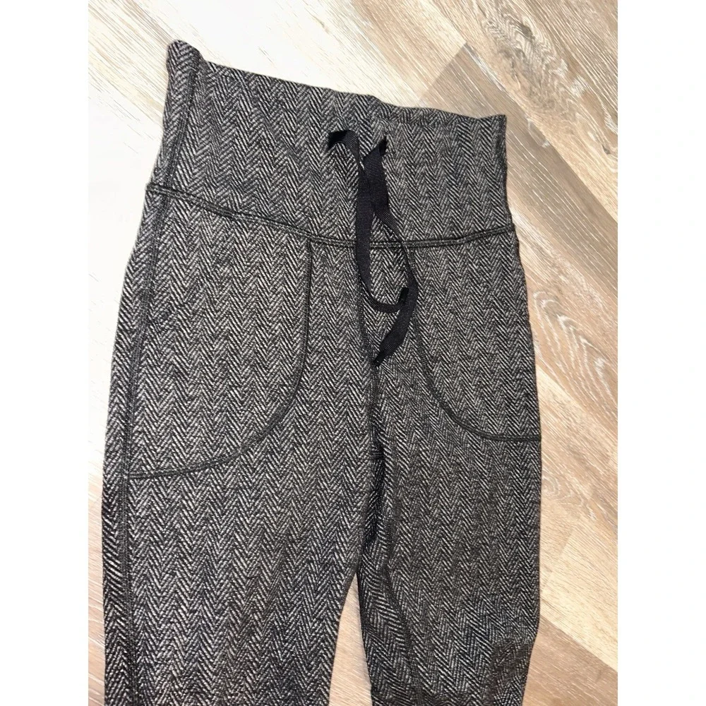 Lululemon Wunder Under Leggings in a black and gray herringbone knit pattern 4